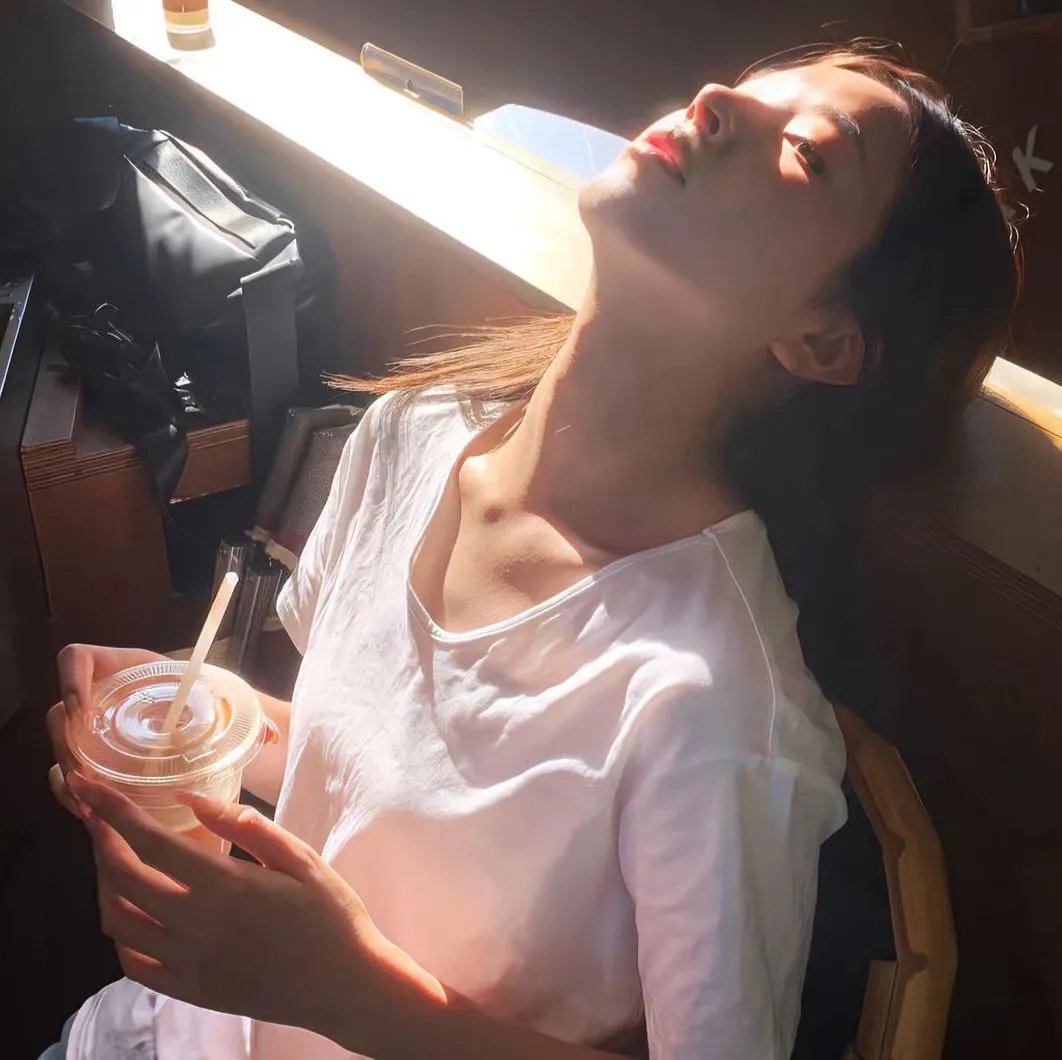 他从火光中走来